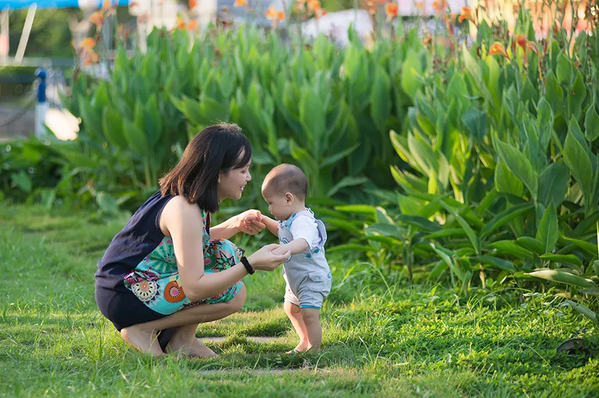 7 Cara Stimulasi agar Bayi Cepat Duduk dan Merangkak